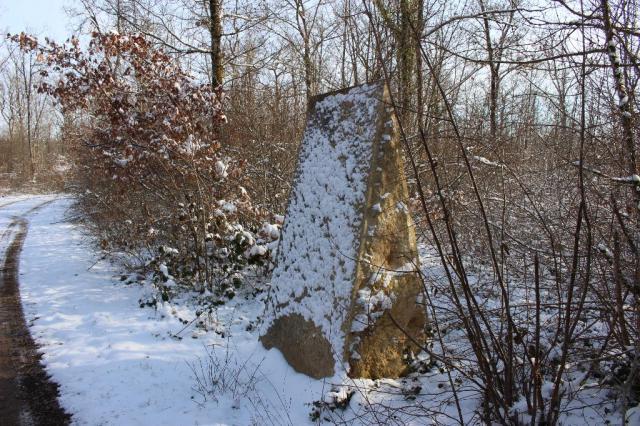 borne milliaire sur la voie romaine près de la grotte du maquis